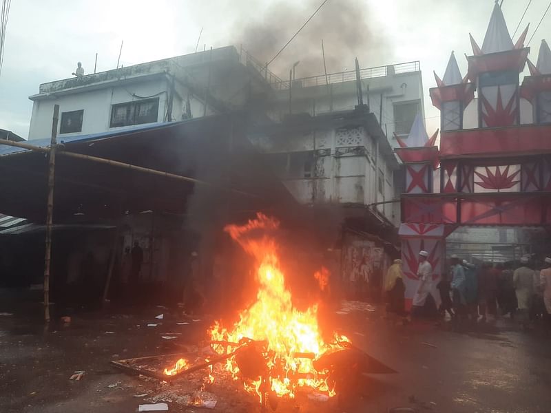 নাটোর-৩ (সিংড়া) আসনের সংসদ সদস্য ডাক টেলিযোগাযোগ ও তথ্যপ্রযুক্তি প্রতিমন্ত্রী জুনাইদ আহ্‌মেদ পলকের বাড়ি পুড়িয়ে দিয়েছে বিক্ষুব্ধ জনতা।